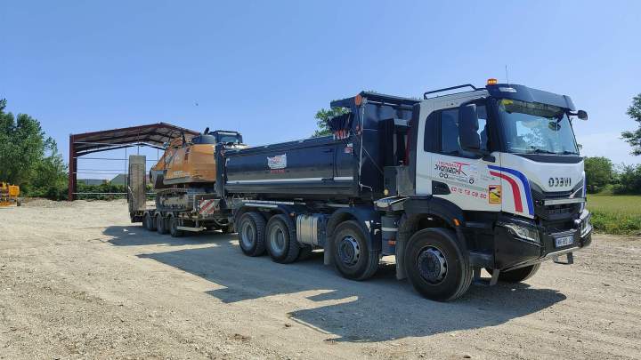 Camion de transport industriel à la location Bourgoin-Jallieu